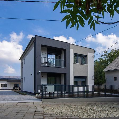 גיולה Csaladi Kikoeto Apartman מראה חיצוני תמונה