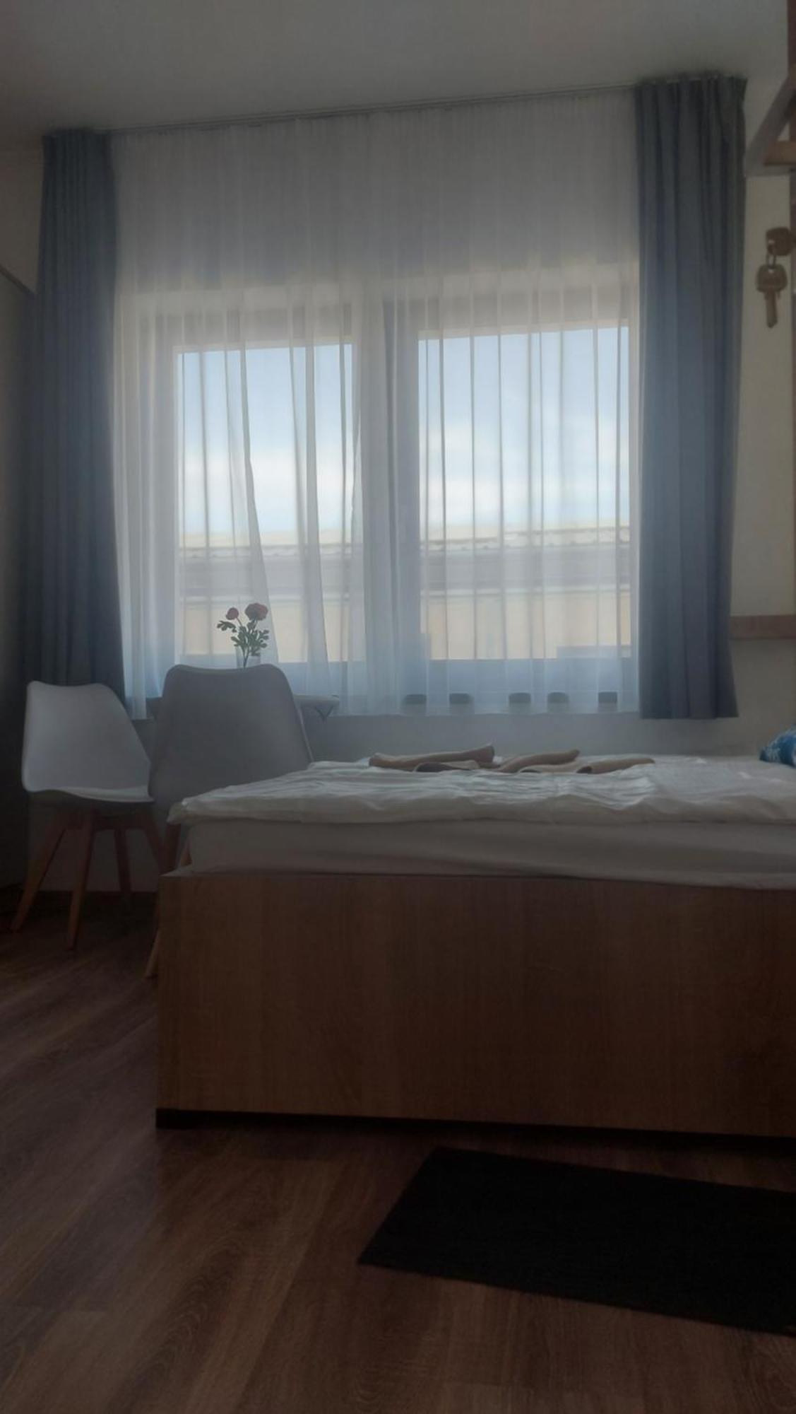 גיולה Csaladi Kikoeto Apartman מראה חיצוני תמונה