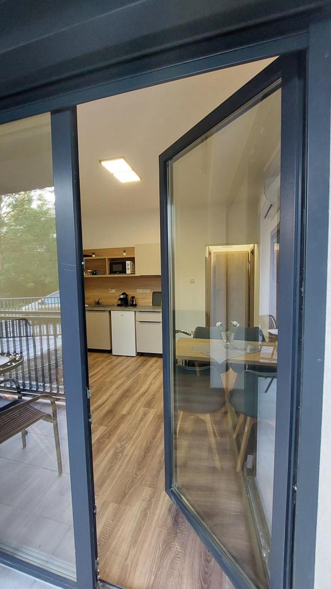 גיולה Csaladi Kikoeto Apartman מראה חיצוני תמונה