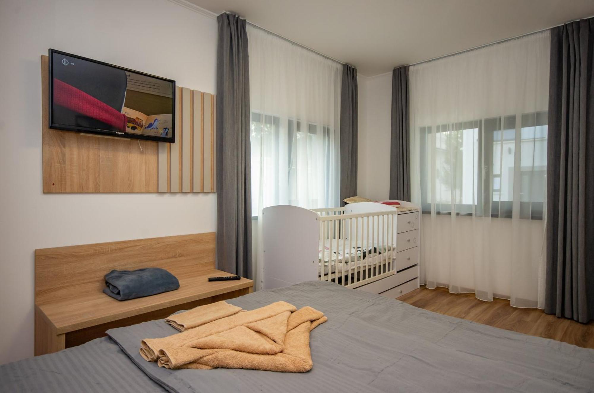 גיולה Csaladi Kikoeto Apartman מראה חיצוני תמונה