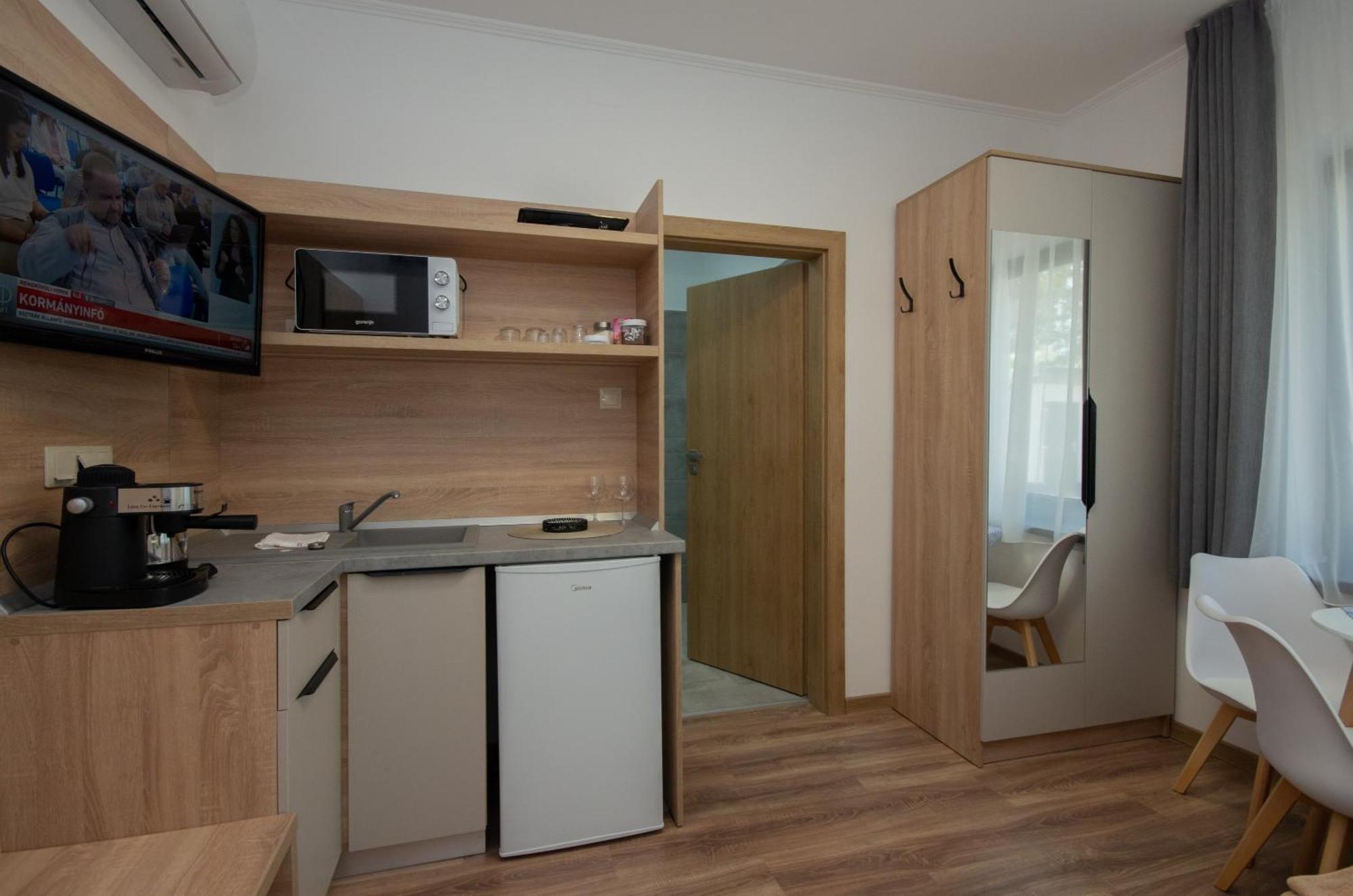 גיולה Csaladi Kikoeto Apartman מראה חיצוני תמונה