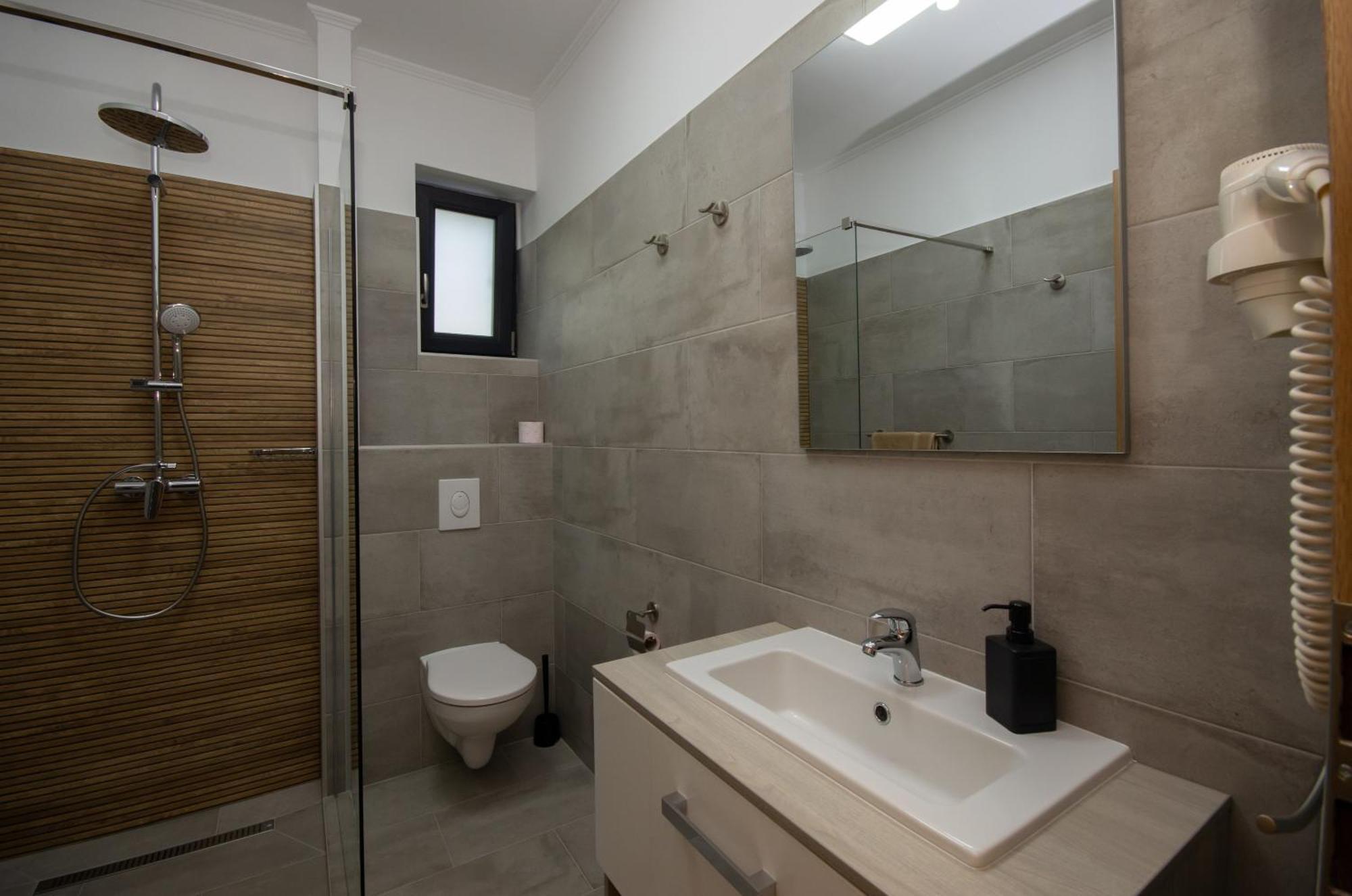 גיולה Csaladi Kikoeto Apartman מראה חיצוני תמונה