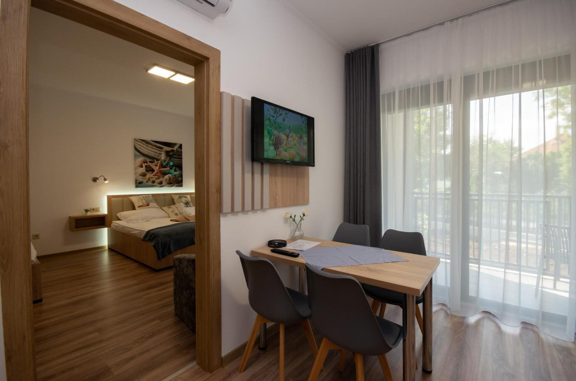 גיולה Csaladi Kikoeto Apartman מראה חיצוני תמונה