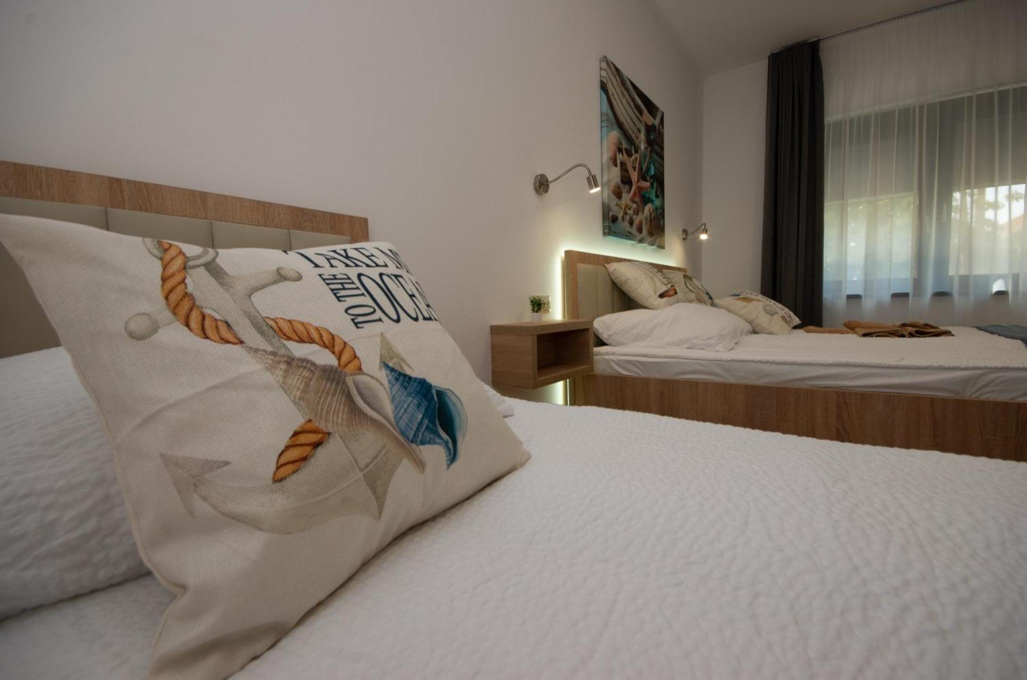גיולה Csaladi Kikoeto Apartman מראה חיצוני תמונה